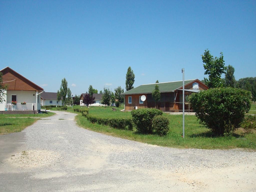 Termal Kemping Apartmanok Tiszaujvaros Exterior photo